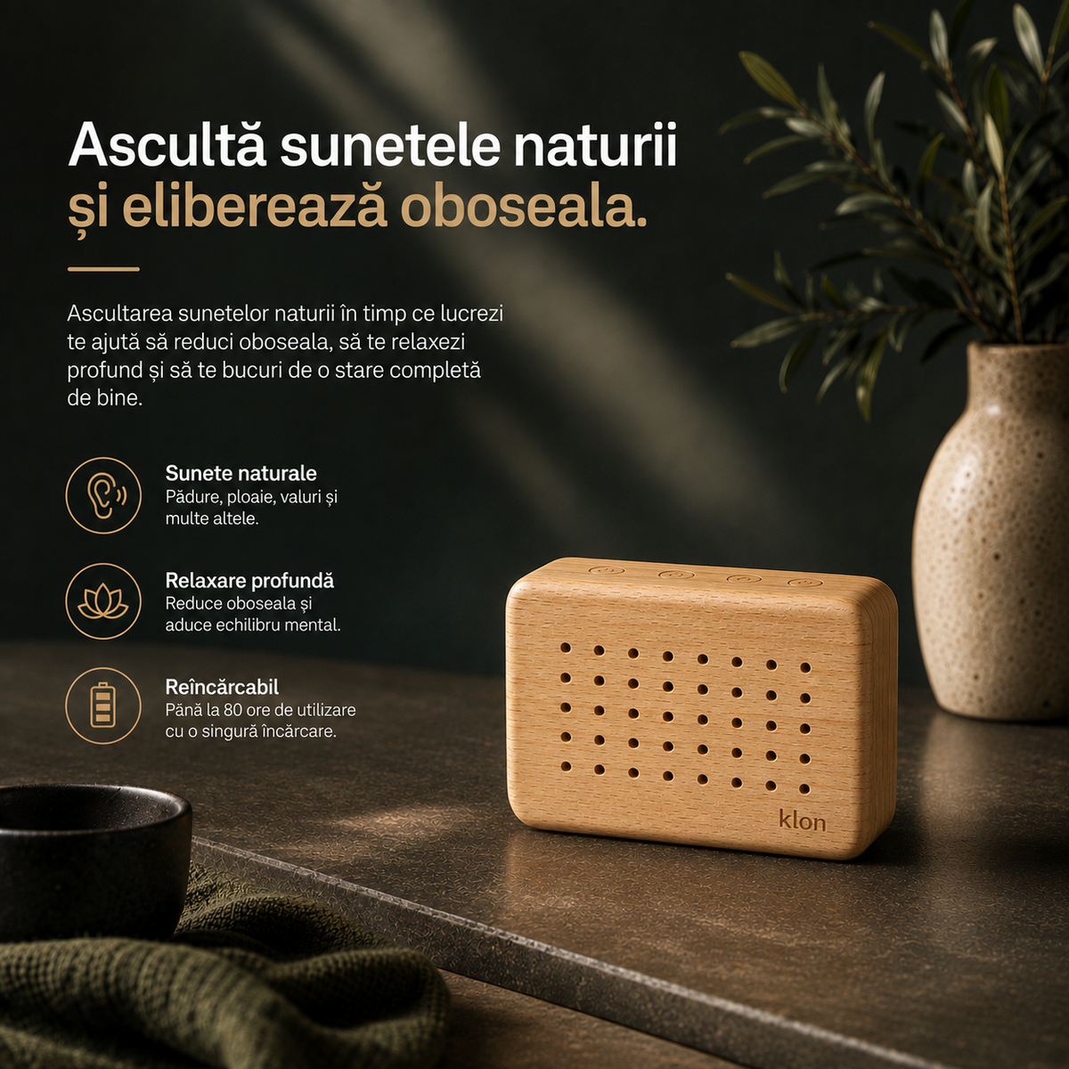 Kion Sound Box pe o masă, cu mesajul „Ascultă sunetele naturii și eliberează oboseala"